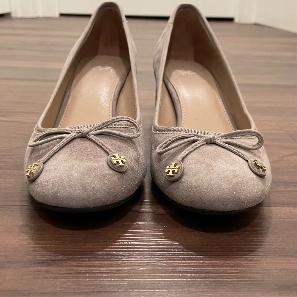 Like New Tory Burch Laila 50 Suede Block Heel Pumps Dust Storm, Size 7.5